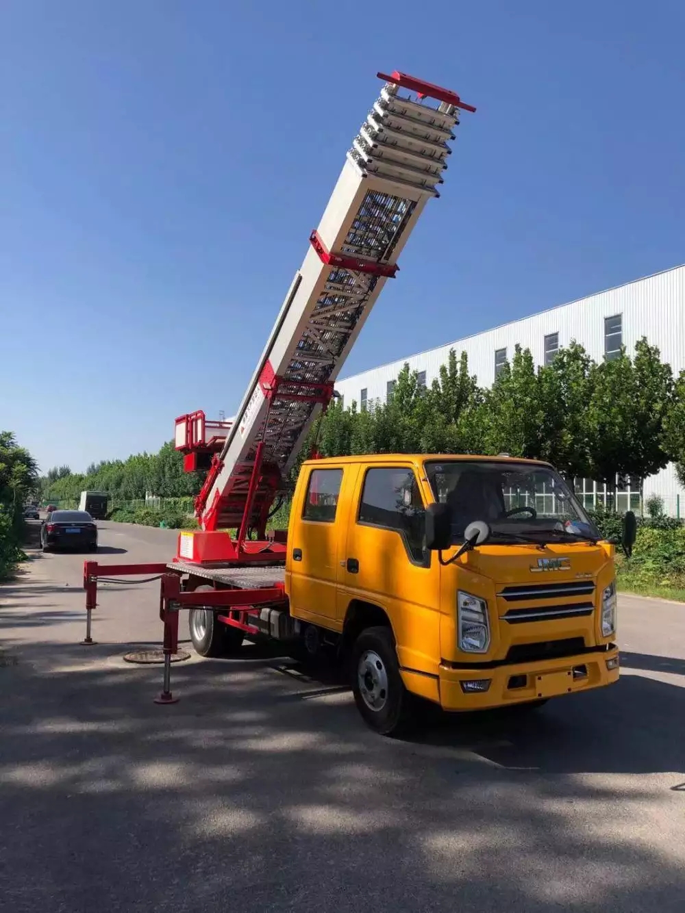 尤溪县附近的云梯车出租服务：轻松解决高空作业需求